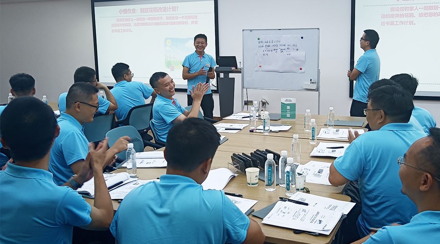 拉斯维加斯9888学员们在课上进行幼组作业讲堂展示